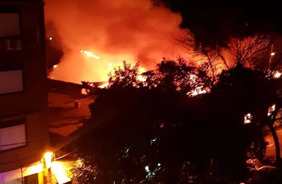 Vecinos de la zona al sur de Avenida Pellegrini reaccionaron con preocupación por las llamas. (@maxigomez11)