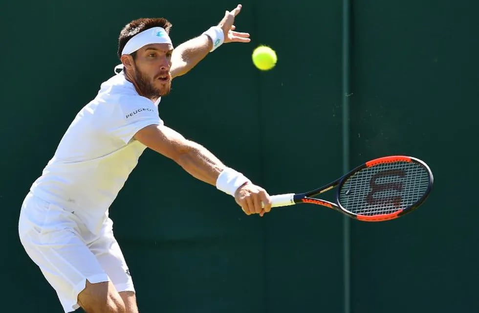 Argentina's Leonardo Mayer returns against Germany's Jan-Lennard Struff returns during their men's singles first round match on the first day of the 2018 Wimbledon Championships at The All England Lawn Tennis Club in Wimbledon, southwest London, on July 2, 2018. / AFP PHOTO / Ben STANSALL / RESTRICTED TO EDITORIAL USE