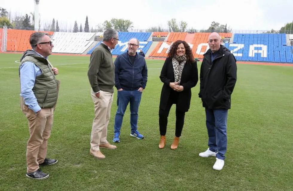 Autoridades de la FIFA visitaron el estadio Malvinas Argentinas. / Gentileza.