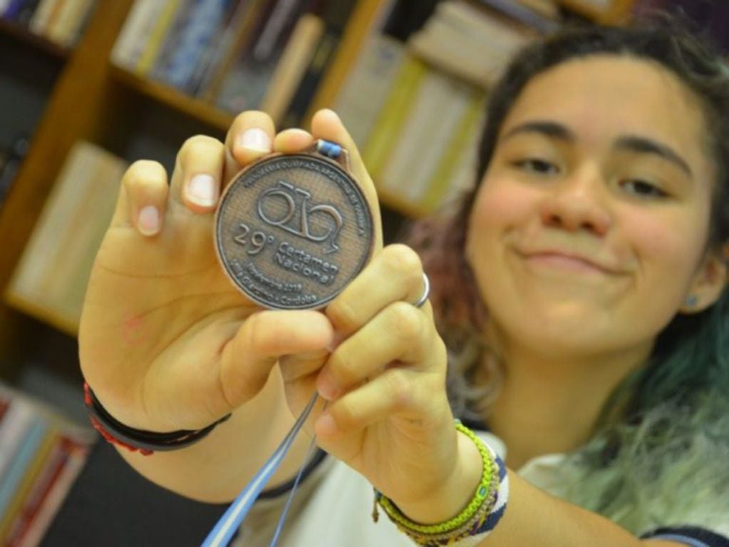 Lupe mostró orgullosa su medalla.  Foto: El Diario de la República