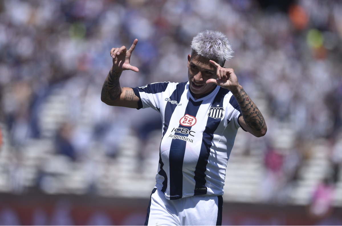 Esquivel celebra su gol para el 1-0 de Talleres sobre Gimnasia de La Plata, en el Kempes. (Ramiro Pereyra / La Voz)