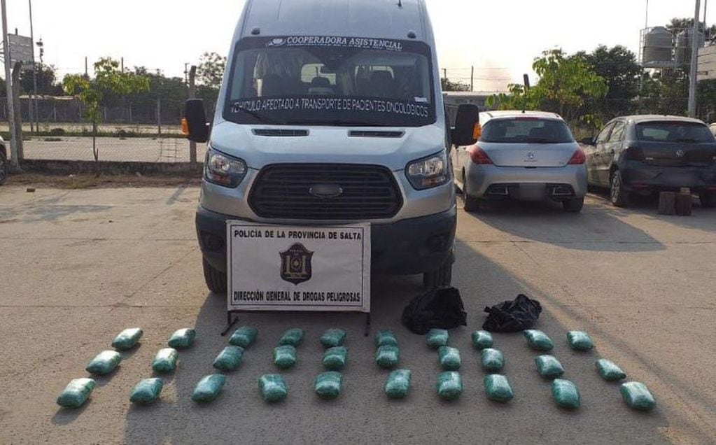 Incautaron 22 kilos de coca en una trafic en la que viajaban concejales de Orán. (Policía de Salta)