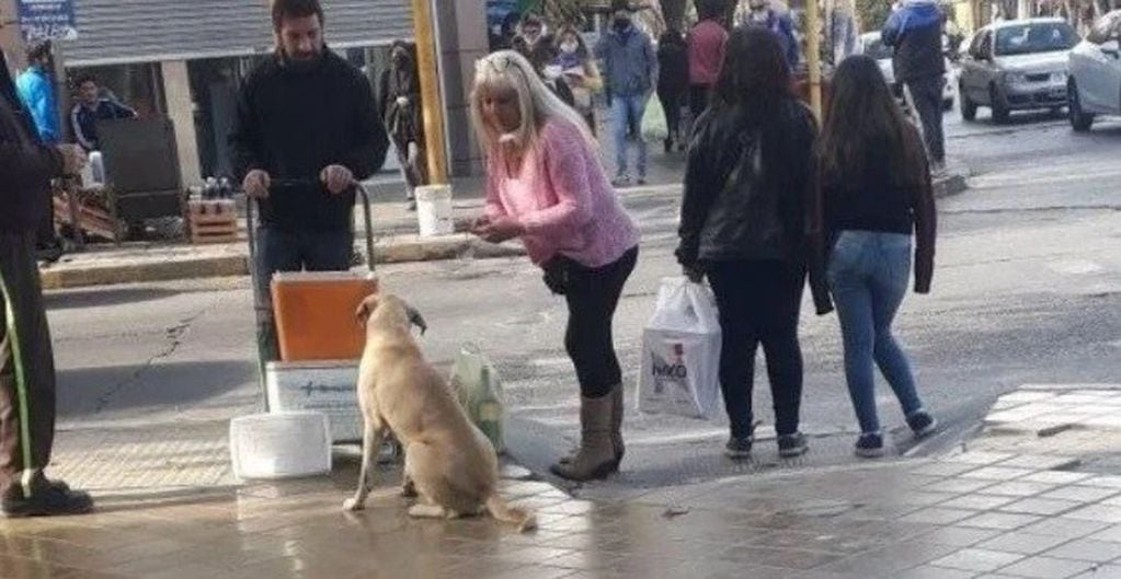 Las fotos de la sanjuanina dándole empanadas al perro se viralizaron.