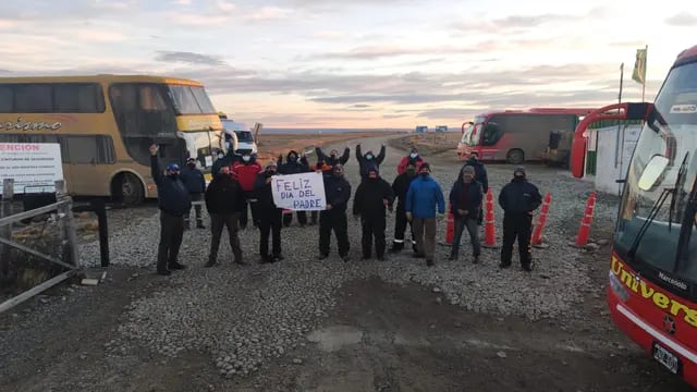 Trabajadores de la represa La Barrancosa reclaman pago de salarios adeudados y se trasladaron a la Casa de Gobierno