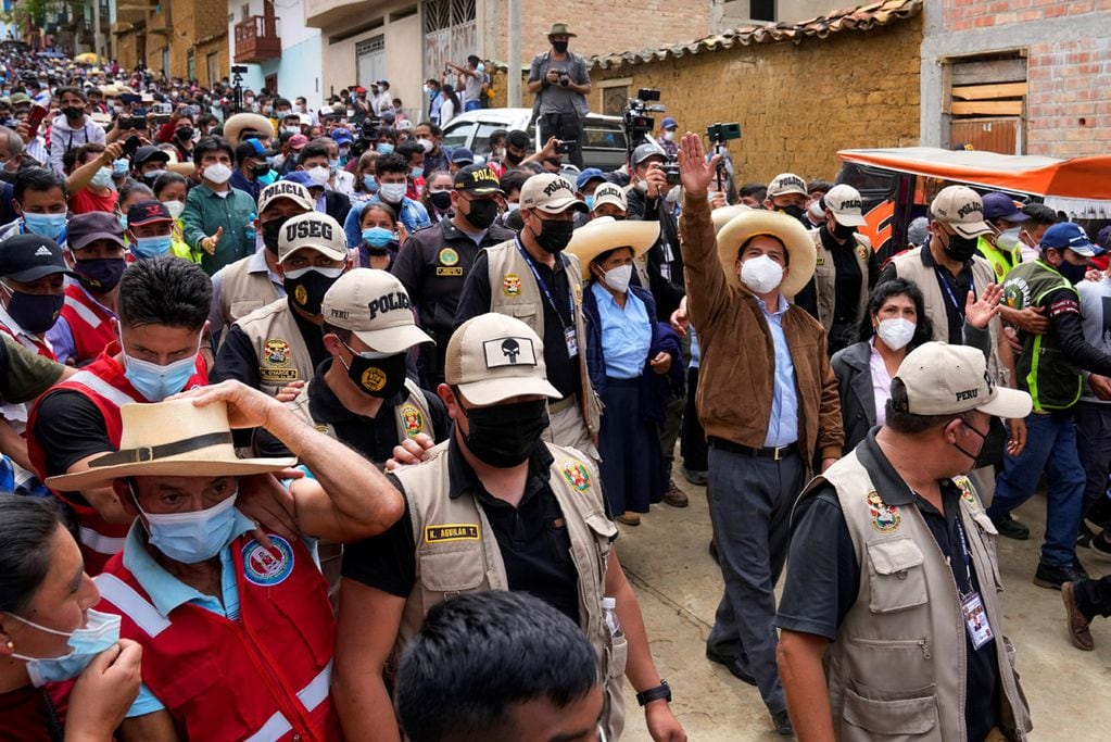 Pedro Castillo caminando con sus seguidores en Perú (AP)