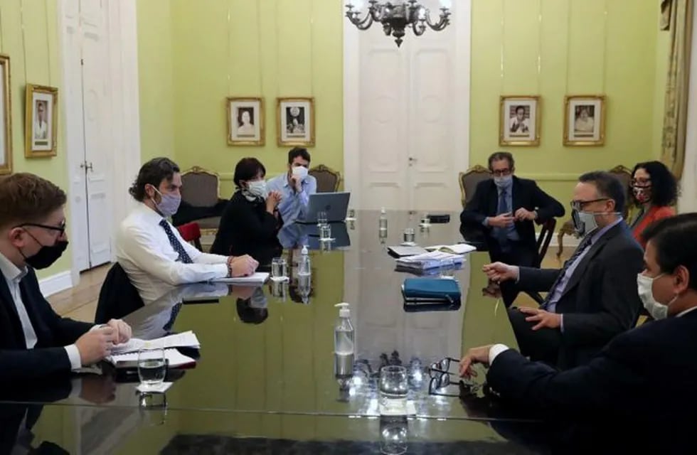 Santiago Cafiero reunido con el Gabinete económico.