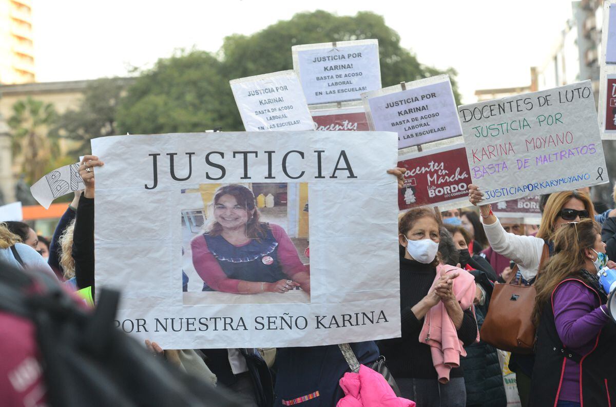Docentes marchan pidiendo justicia por Karina Moyano una docente de jardín que murio por supuesto acoso laboral