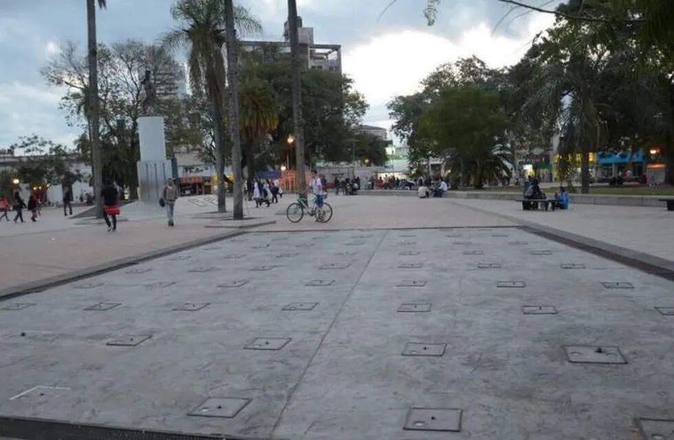 La Municipalidad de Corrientes evalúa reparar la fuente de la plaza Cabral. (Foto: El Litoral)