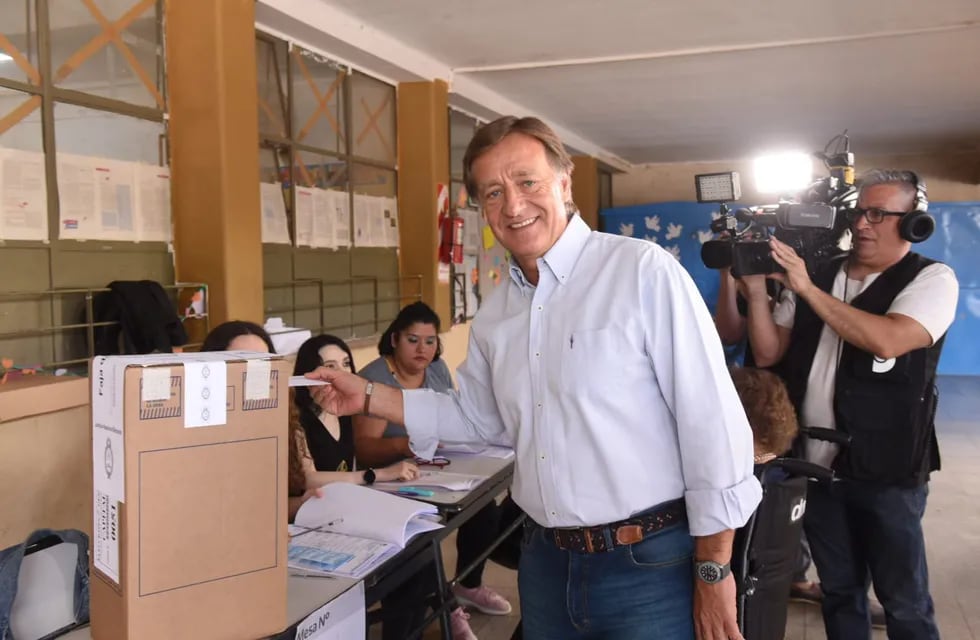 Votó Rodolfo Suárez, gobernador de Mendoza, que finaliza su mandato en diciembre.