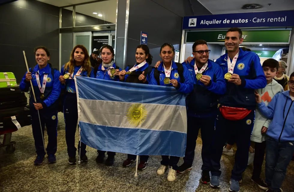 Las cordobesas campeonas del mundo regresaron a la provincia y fueron recibidas en el aeropuerto.
