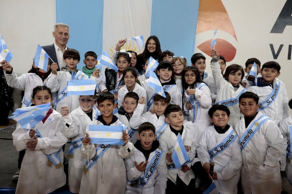 Emotivo compromiso a la Bandera Argentina en el Estadio Arena
Más de 800 niños, familias y docentes participaron del acto encabezado por el Intendente Esteban Avilés.