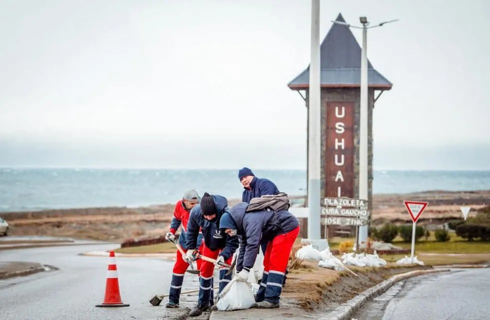 Baiocchi indicó que, “la limpieza se realizó en la Avenida Garramuño, Gendarme Argentino, Rotonda del Cartel de Ushuaia y Rotonda de las Banderas.