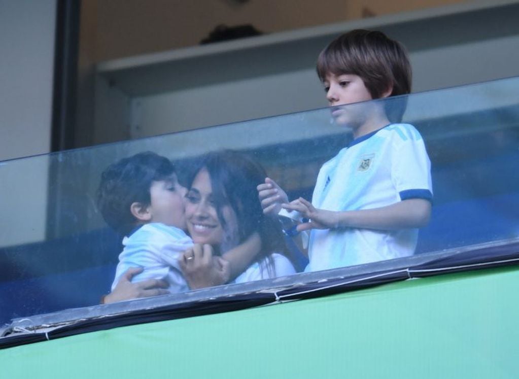 Antonela Roccuzzo y su hijo Mateo Messi. (Clarín)