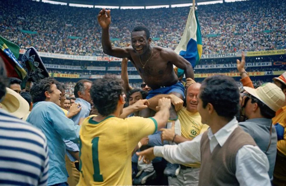 Su magestad Pelé, en toda su grandeza. Tres títulos obtenidos en cuatro Mundiales. Un monstruo.