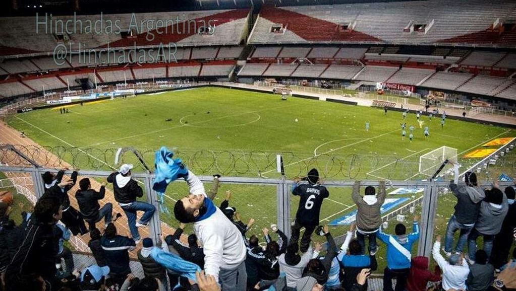 El festejo del plantel de Belgrano con la hinchada el día del ascenso con River, el 26 de junio de 2011. (Prensa Belgrano)