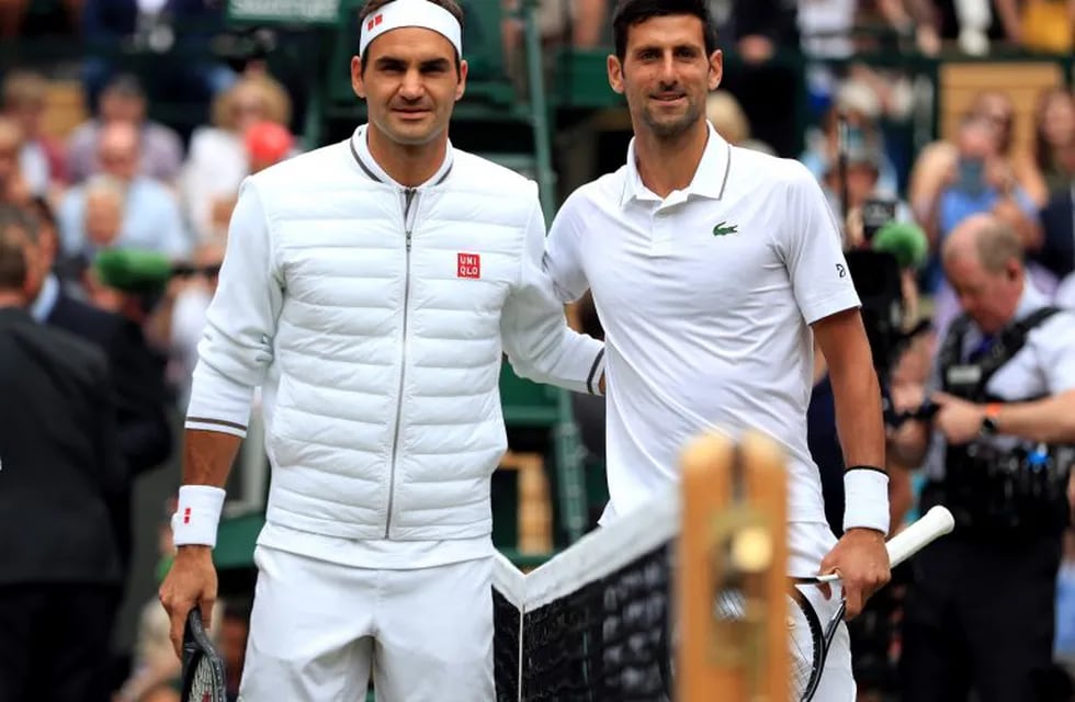 Roger Federer y Novak Djokovic en Wimbledon. (DPA)