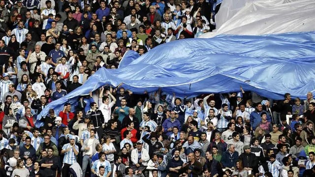 Los hinchas explotaron cuando se realizaron los cuatro cambios al mismo tiempo. (Foto: AP)