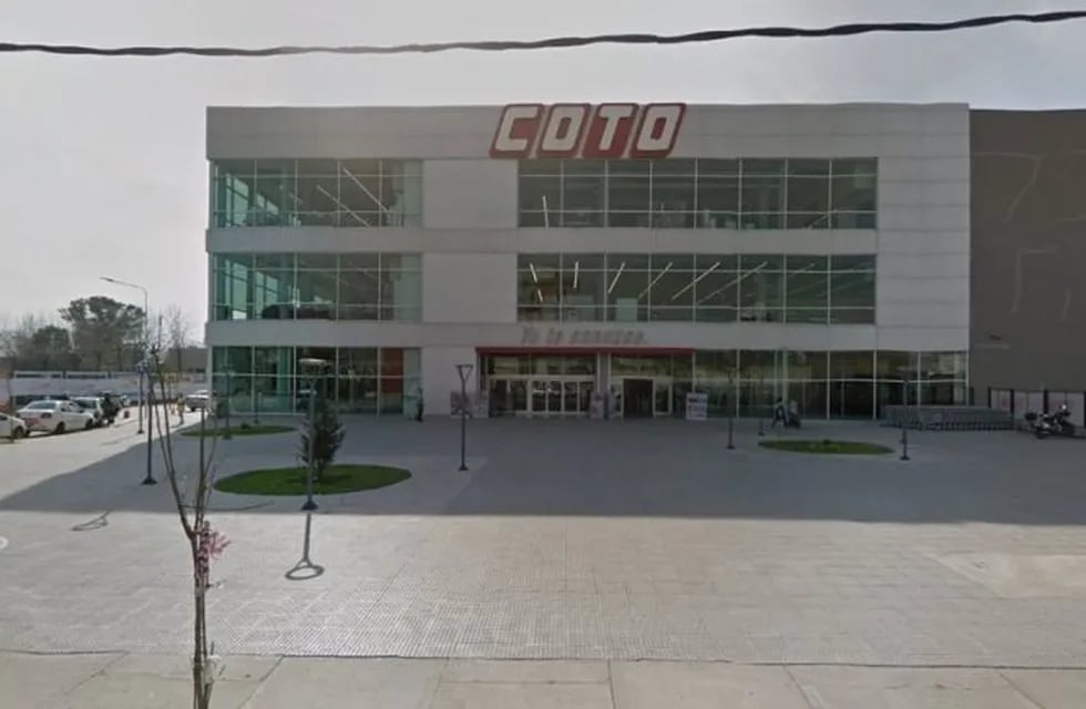 El supermercado de Morón donde un hombre golpeó a una mujer (Foto: Google Street View)