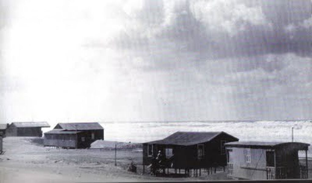 casas sobre la playa, Claromecó (foto: Facebook/claromecó en el recuerdo)