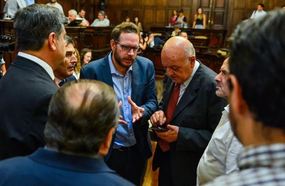 Lucas Ilardo (Frente de Todos) junto a Juan carlos Jaliff (del oficialismo) analizando el Presupuesto 2020 para Mendoza, en un cuarto intermedio.