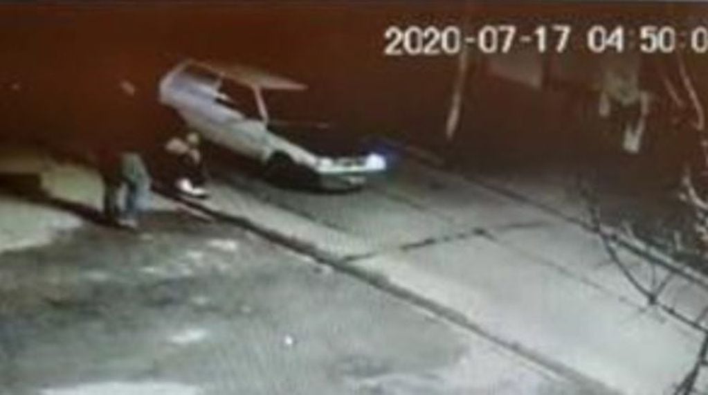 El testigo es el conductor del auto que aparece en el video. (Foto: captura)