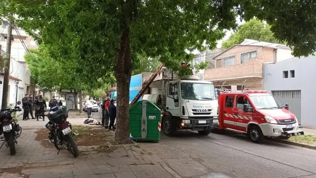 Un joven cayó a un camión compactador de basura en Rosario