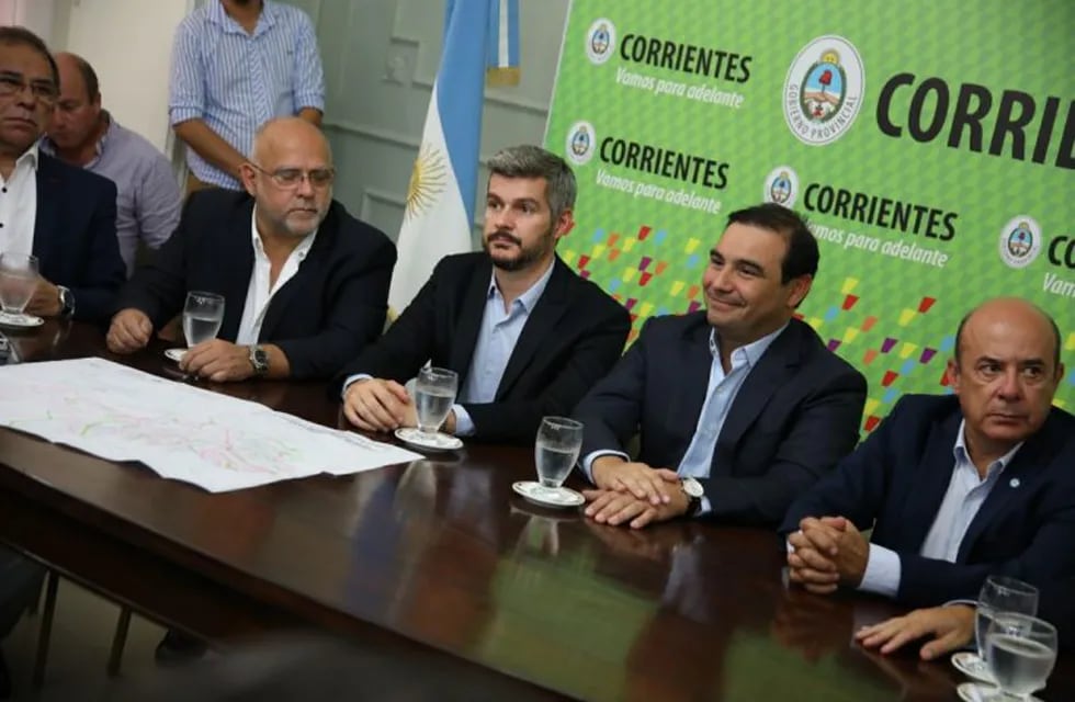Jefe de Gabinete de Ministros, Marcos Peña (centro izquierda) y el gobernador Gustavo Valdés (centro derecha).