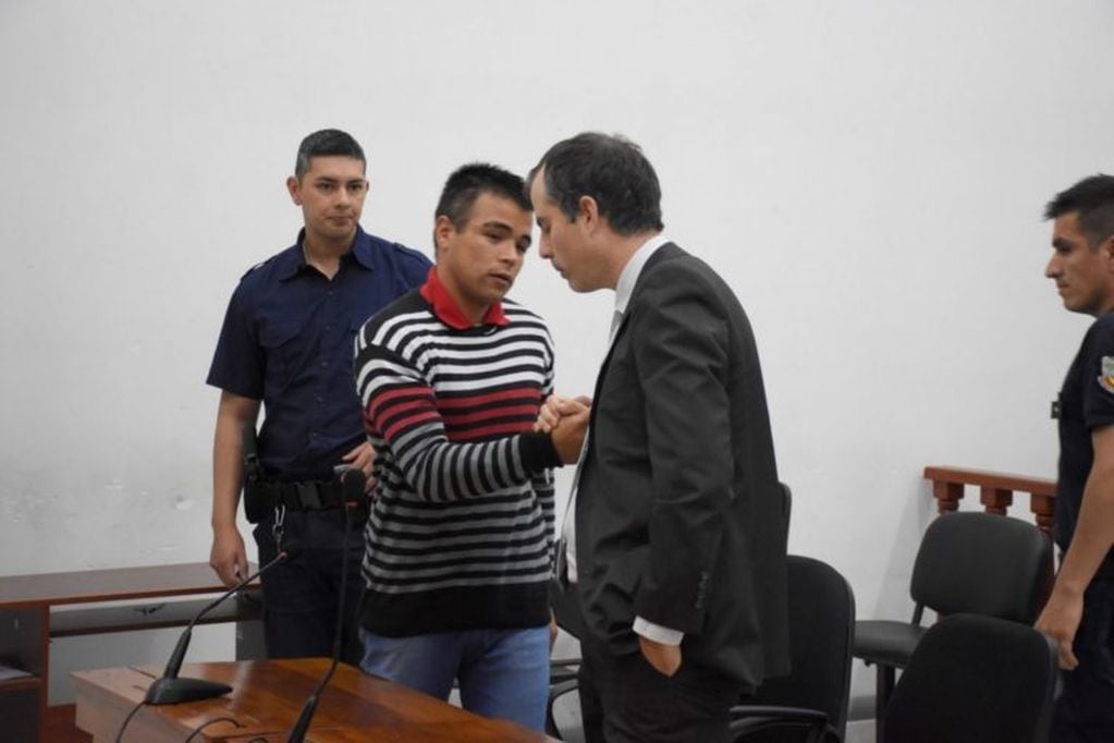 "Pachi" Campo saludando a su abogado una vez que fue absuelto. Foto: El Diario de la República.
