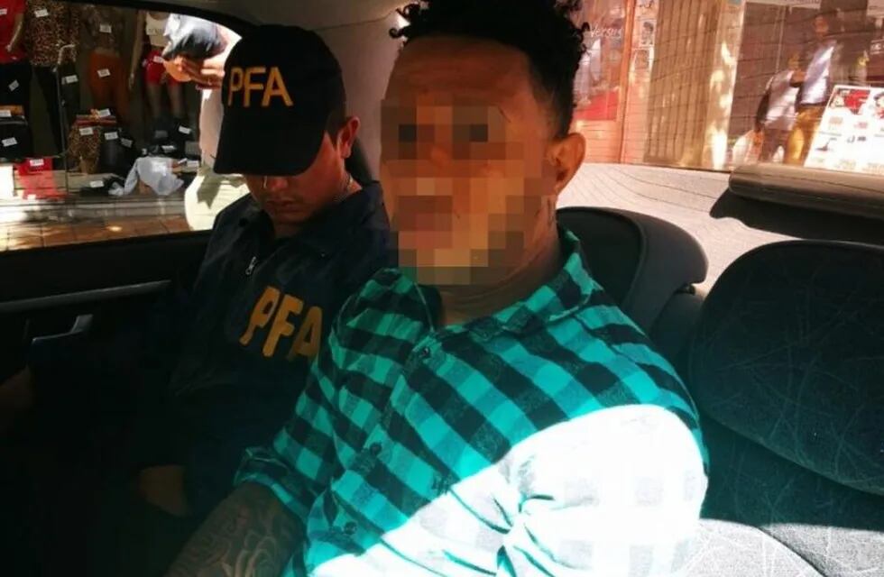 Momentos en que es trasladado el hombre dominicano arrestado en Mendoza.