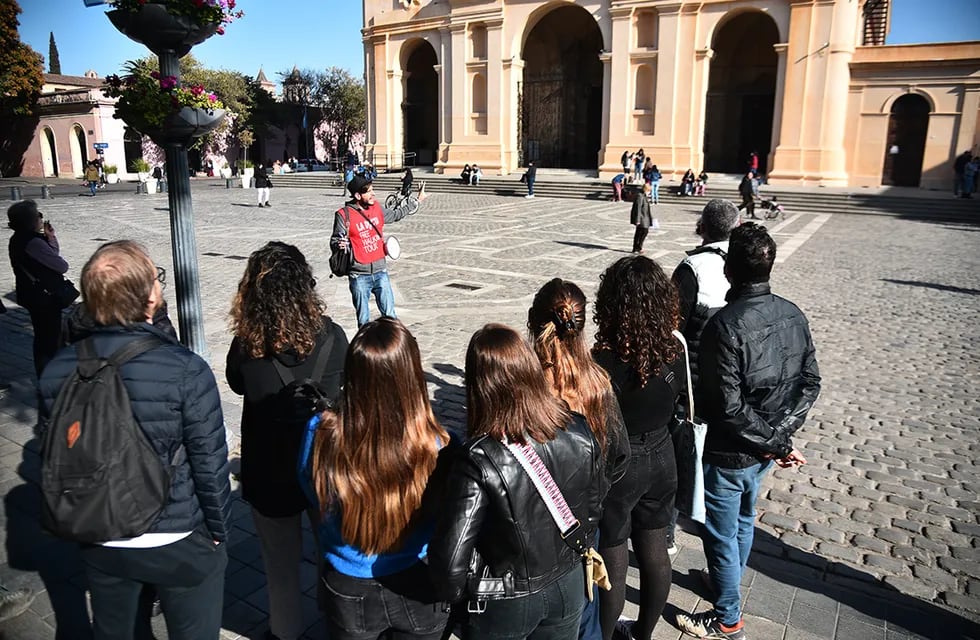 Un guía le propuso una particular actividad a un grupo de turistas de Córdoba.