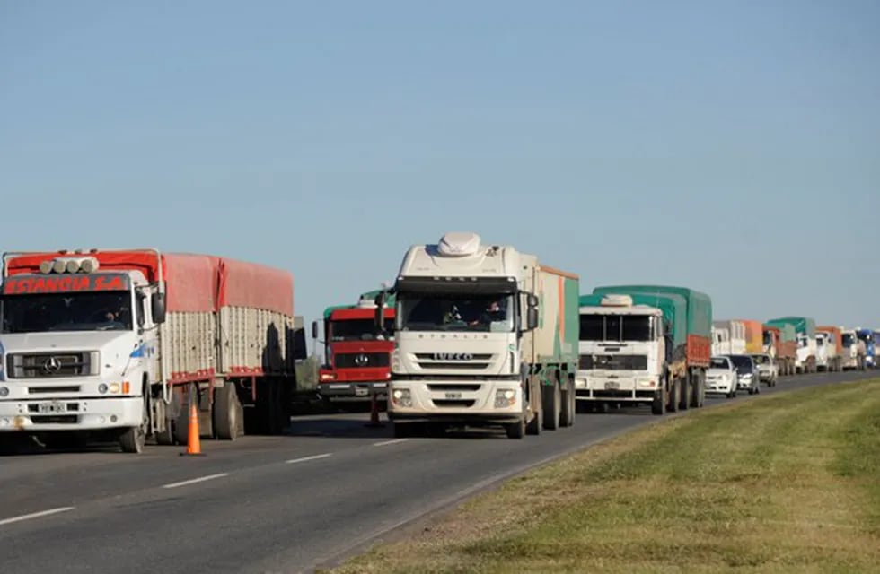 En 2016 se registró un ingreso récord de camiones al puerto de Rosario con carga de granos.