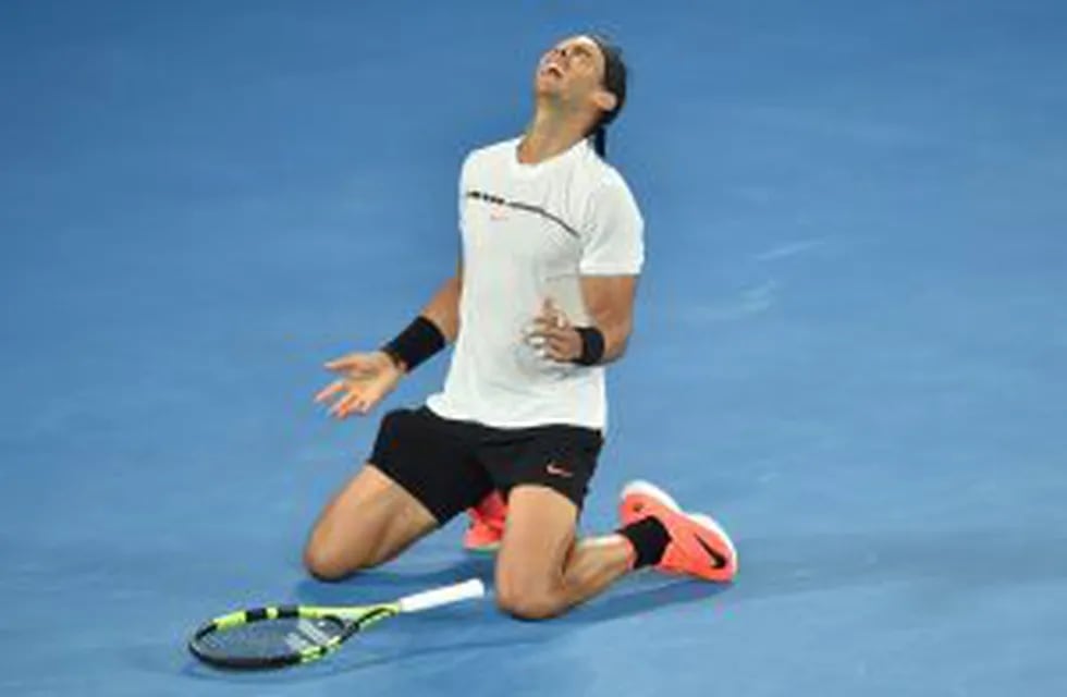 AUS141 MELBOURNE (AUSTRALIA) 27/01/2017.- El tenista espau00f1ol Rafael Nadal reacciona durante la semifinal del Abierto de Australia disputada contra el bu00falgaro Grigor Dimitrov, en Melbourne (Australia), el 27 de enero de 2017. EFE/Lukas Coch PROHIBIDO SU US