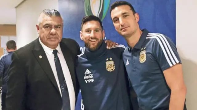 MENSAJE. Claudio Tapia, Lionel Messi y Lionel Scaloni, tras el tercer puesto en la Copa América.