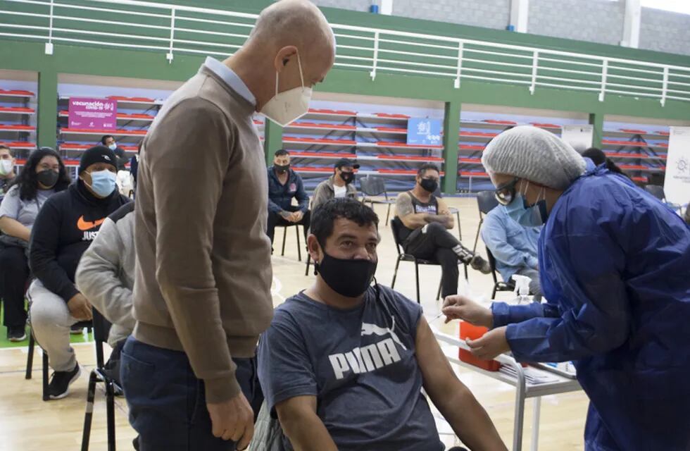 Los empleados municipales se acercaron al vacunatorio instalado en el gimnasio "Pancho" Cerda.