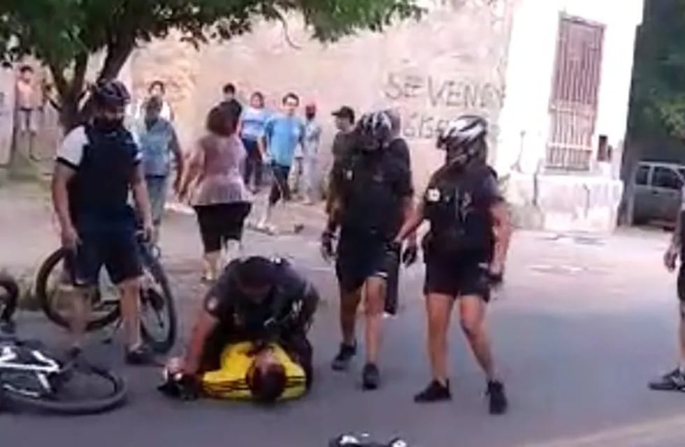 La policía reduce al ciclista que no quiso ponerse el barbijo y atacó a los uniformados en Luján de Cuyo. Gentileza Los Andes