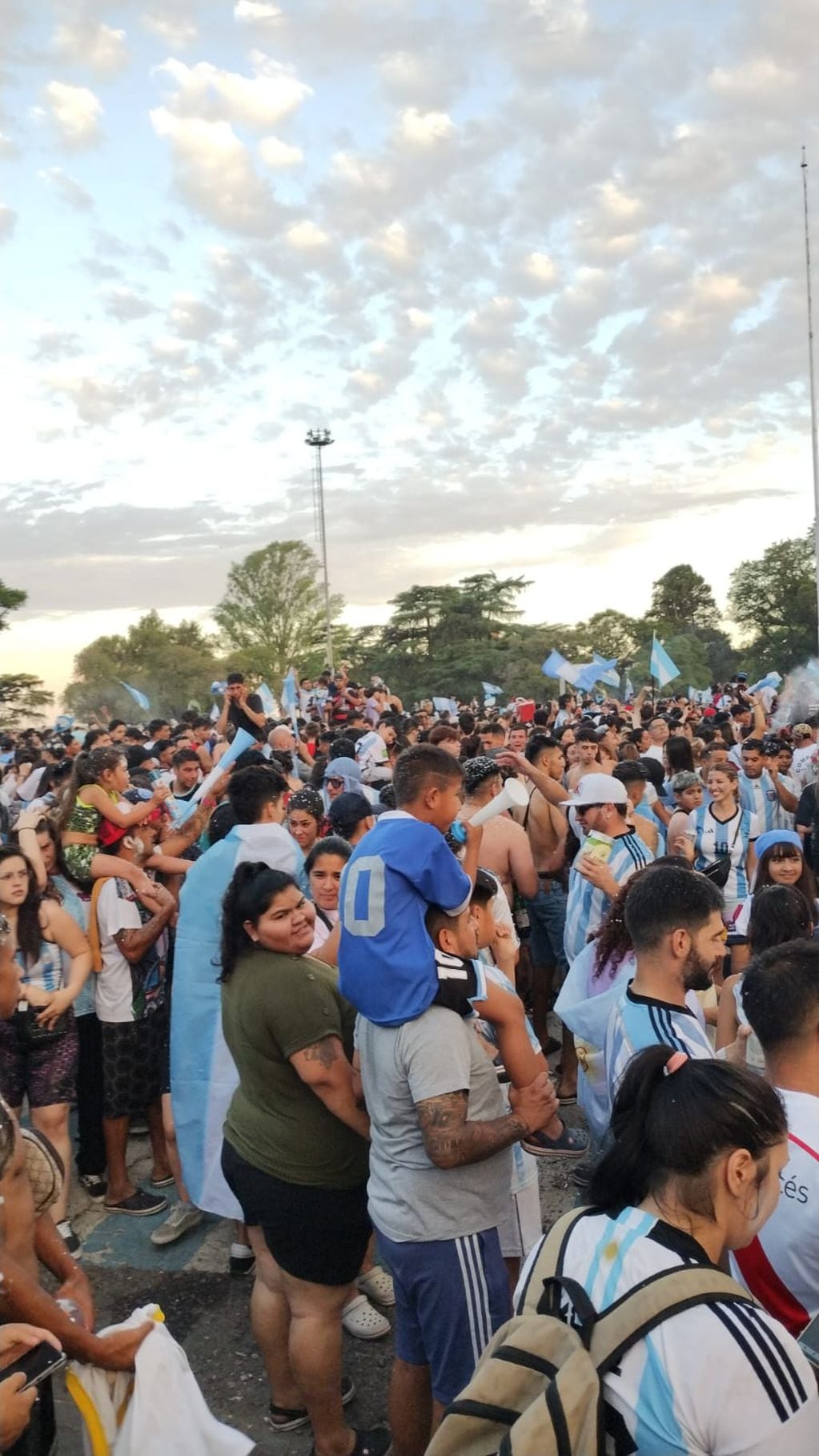 Los rosarinos se convocaron en el Monumento a la Bandera para festejar el triunfo argentino.