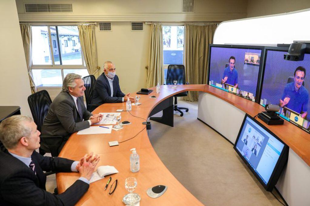 El presidente Alberto Fernández mantuvo una videoconferencia con los representantes de AstraZeneca. Foto: Esteban Collazo/Presidencia