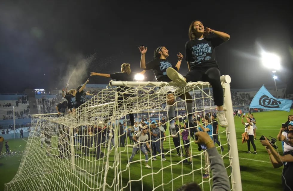 Festejos del equipo femenino de Belgrano que se coronó campeón en el fútbol de la AFA. (Facundo Luque)