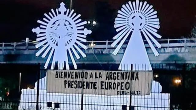 "Bienvenido a la Argentina Presidente europeo", se leía en uno de de los carteles en contra de la visita presidencial. (Corresponsalía)
