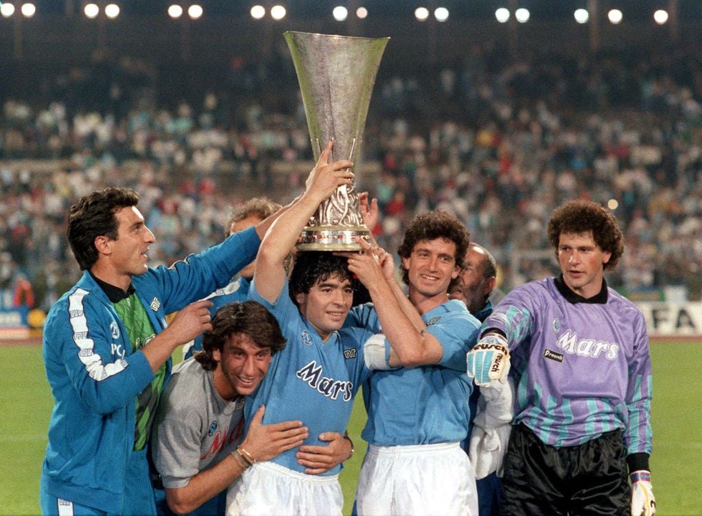 Diego Maradona alzando la Copa UEFA (hoy conocida como Europa League).