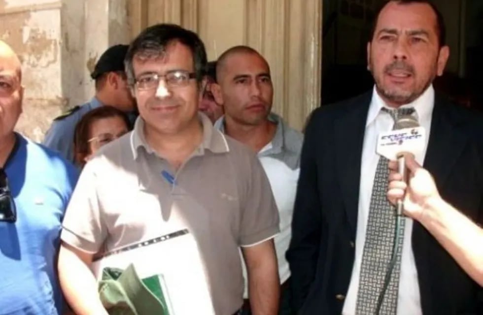 Imagen archivo. El ex cura Domingo Pacheco junto a su abogado.