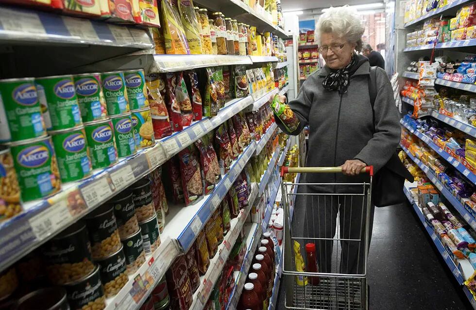 Buscando precios en el supermercado. (Foto: Ignacio Blanco / Los Andes)