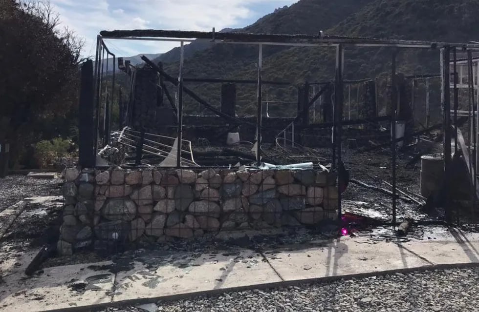 Restorán incendiado en Cortaderas, San Luis, frente al Dique Piscu Yaco.