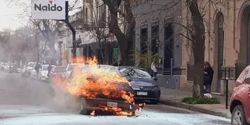 Se incendió un vehículo en calle 1810 entre Moreno y Sarmiento
