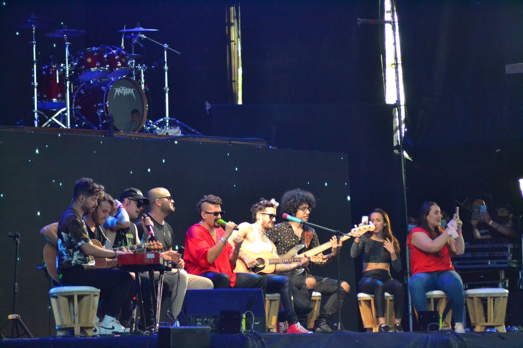 El cantante cordobés, Facundo Giovos, subió al escenario junto a los hermanos Montaner para interpretar el hit "Perdoname"