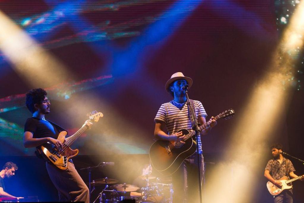 La banda colombiana "Morat", durante el concierto de la jornada de clausura del Arenal Sound Festival ofrecido el domingo 4 de agosto en la localidad castellonense de Burriana (España). EFE/Domenech Castelló