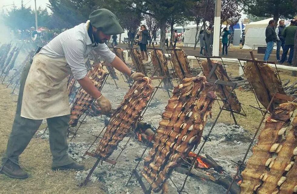 Costillares a la llama para deleitarse en la Fiesta de la Ganadería en Alvear.