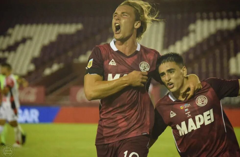 Pepo de La Vega celebra su gol ante Patronato. (Twitter: @clublanus)
