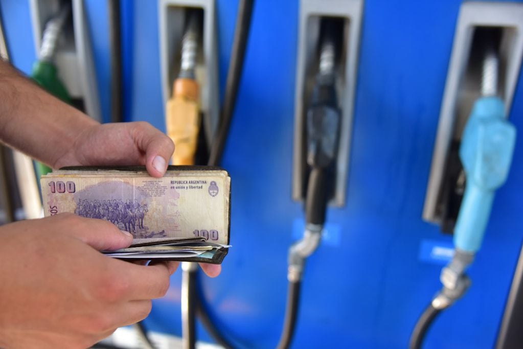 El litro de nafta súper está costando a partir de este lunes $110 y el de premium, $130.