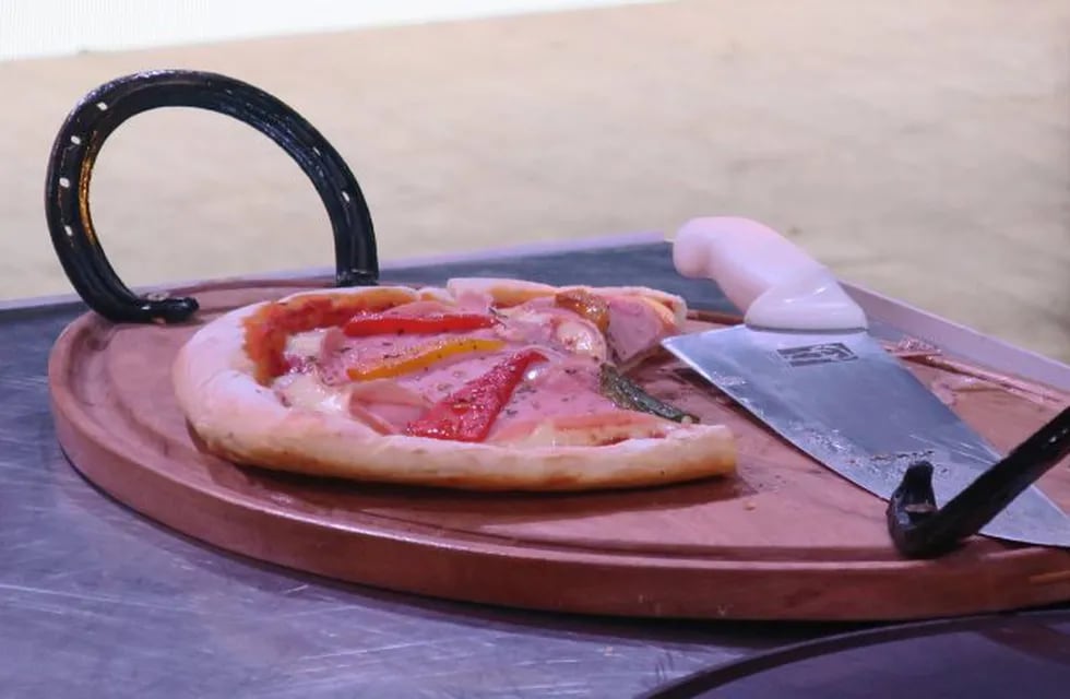 Vista de una pizza durante el Campeonato Nacional de la Pizza y la Empanada (EFE)